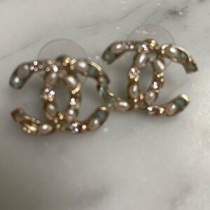 Interlocking CC small chanel bijoux earrings. Gold tone, pearls, and rhinestones